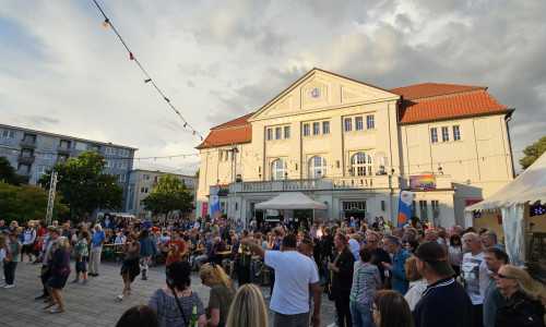 Ausgelassene Stimmung auf dem Theatervorplatz beim Kultursommer in Wolfenbüttel 2024.