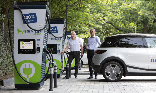 Stadtbaurat Heinz-Georg Leuer und BS Energy Vorstandsmitglied Dr. Volker Lang nehmen die Hypercharger im Franzschen Feld in Betrieb.