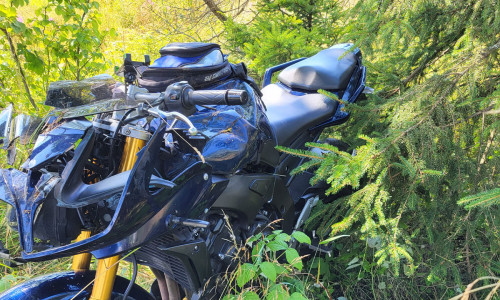 Das Motorrad geriet in den bewachsenen Straßengraben.