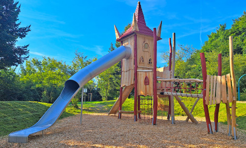 Die neue Spielburg auf dem Spielplatz Roseggerweg. 
