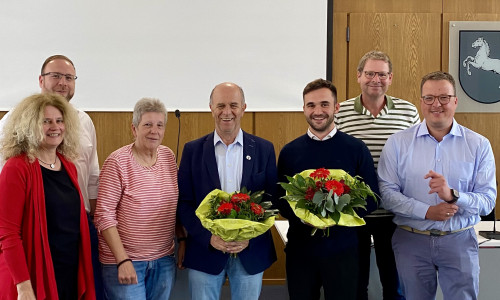 Der Vorsitzende des SPD-Unterbezirks Wolfenbüttel Jan Schröder (rechts) bedankt sich beim bisherigen Vorsitzenden Harald Koch (Mitte) und beglückwünscht den neuen Vorstand (v. l.): Susanne Fahlbusch, Julian Märtens, Sabine Resch-Hoppstock, Harald Koch, Fraktionsvorsitzender Malte Scheffler und Marcus Bosse. 