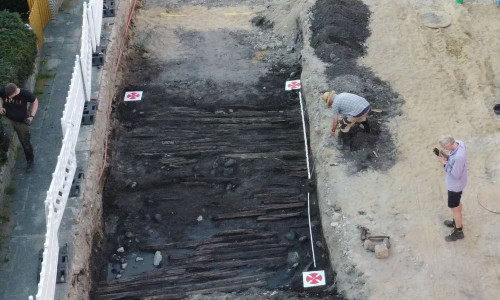 Grabungssituation in Parsau mit dem Knüppeldamm aus Richtung Süden.