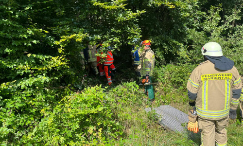 Mittels eine Plattform musste die Feuerwehr zunächst den Rettungsweg sichern.