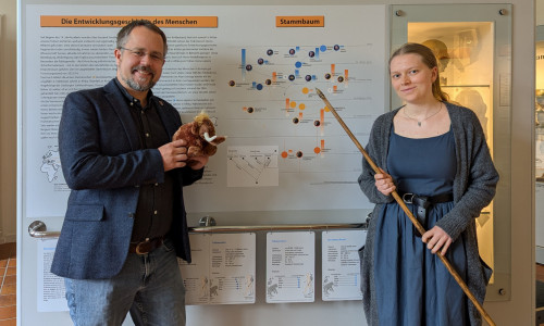 Museumsleiter Arne Homann und Praktikantin Anna-Zoe Willmann präsentieren die neue Ausstellungstafel samt Lernkarten (im Hintergrund).