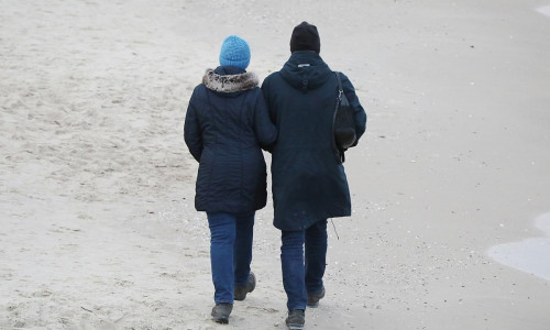 Paar geht am Strand spazieren