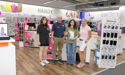 Sören Albrecht Wilk, Bereichsleiter Expert, und Karina Karger, Center Management Forum, trafen sich bei Expert mit der Gewinnerin Tahmina Sarah Diener vom Theodor-Heuss-Gymnasium, um ihr das Galaxy TAB S6 Lite zu überreichen.