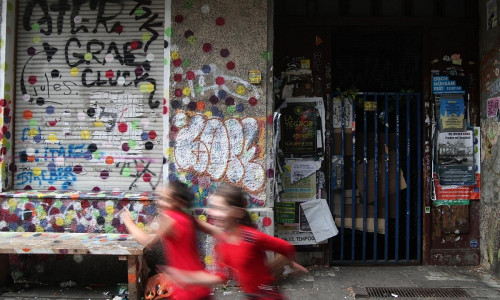 Kinder vor einem unsanierten Haus in Berlin-Neukölln (Archiv)