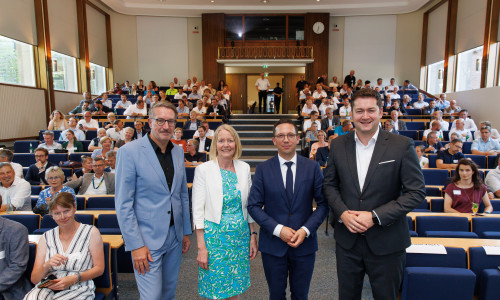 Oberbürgermeister Dr. Thorsten Kornblum (re.), Niedersachsens Wissenschaftsminister Falko Mohrs (2. v. re.), PTB-Präsidentin Prof. Dr. Cornelia Denz und Gerold Leppa, Geschäftsführer der Braunschweig Zukunft GmbH, begrüßten rund 160 Gäste zum 40. Braunschweiger Unternehmergespräch. 