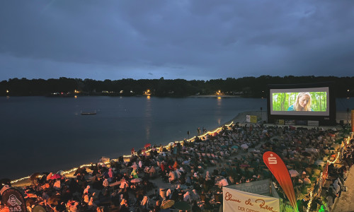 Am Nordufer können die Besucher aktuelle Filme auf der großen Leinwand anschauen.