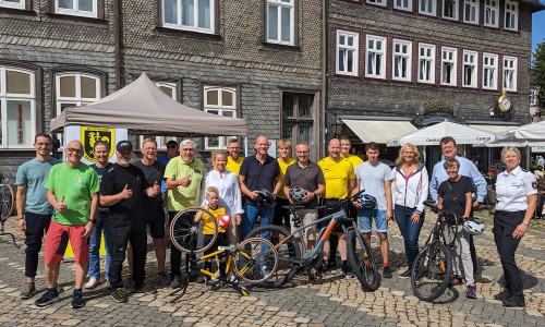 Zur Premiere des Stadtradelns im Jahr 2023 begrüßte Oberbürgermeisterin Urte Schwerdtner (1. Reihe, 4. v. li.) Ratsmitglieder, Verwaltungsmitarbeitende und Radsportinteressierte auf dem Goslarer Marktplatz.