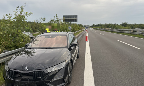 Der Wagen hinterließ eine 50 Meter lange Ölspur.