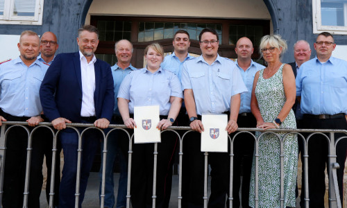 Bürgermeister Ivica Lukanic (3. von links) überreichte die Ernennungsurkunden an Janina Plagge und Pascal Hoppe. 