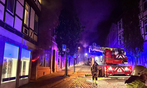 Die Flammen schlugen aus dem Gebäude.