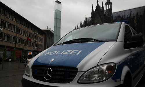 Polizeiauto vor Kölner Dom und Hauptbahnhof (Archiv)