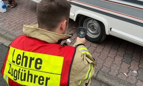 Die Feuerwehr kontrollierte den Wohnwagen.