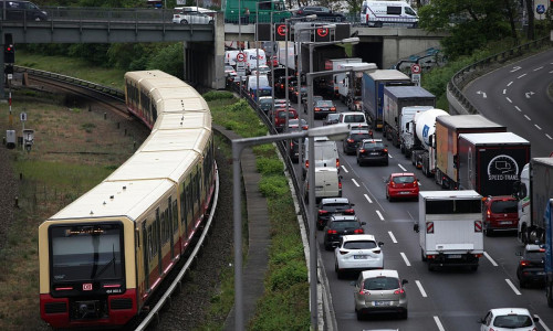 S-Bahn und Stau (Archiv)