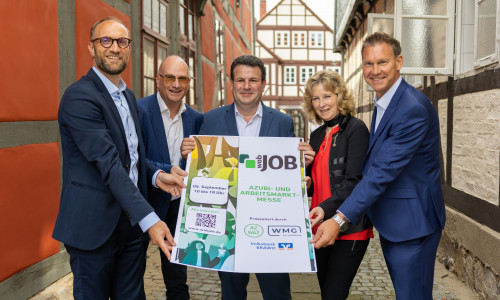 Bundesminister für Arbeit und Soziales, Hubertus Heil (Mitte), übernimmt die Schirmherrschaft für die Azubi- und Arbeitsmarktmesse „wobJOB“ in Wolfsburg. Darüber freuen sich v. l. Jens Hofschröer (Dezernent für Wirtschaft und Digitales der Stadt Wolfsburg und WMG-Geschäftsführer), Frank Hitzschke (Bereichsleiter Citymanagement bei der WMG), Claudia Kayser (Leiterin der Direktion Wolfsburg der Volksbank BRAWO) und Carsten Winkler (Geschäftsführer der Madsack Medien Ostniedersachsen GmbH & Co. KG).