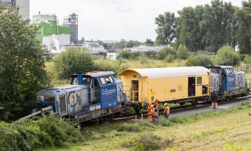 Der Zug hat den Prellbock durchbrochen.