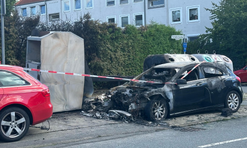 Das Auto wurde durch das Feuer zerstört.