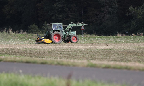 Bauer auf Traktor (Archiv)