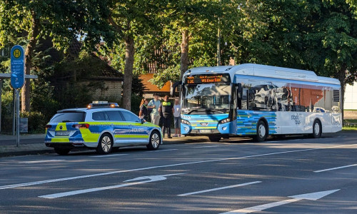 Polizei vor der Wilhelm-Raabe-Schule. Was war geschehen?