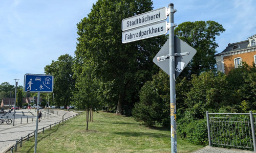 Durch diese Schilder sollen mehr Menschen zum Fahrradparkhaus finden.