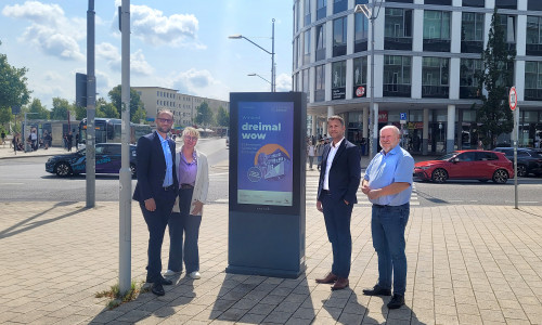 Jens Hofschröer, Wirtschaftsdezernent und Geschäftsführer der WMG, Sandra Straube, Ortsbürgermeisterin von Vorsfelde, Oberbürgermeister Dennis Weilmann und André-Georg Schlichting, Ortsbürgermeister von Fallersleben, präsentieren die neue Imagekampagne mit dem Slogan „dreimal wow“ (v. li.).   