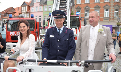 Die Feuerwehrleute der Stadt Helmstedt, hier Marcus Nessel, und die Ortsfeuerwehren sorgten dafür, dass das Paar von oben auf die Gratulanten sehen konnte.