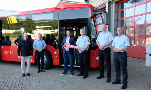 andrat Dr. Alexander Saipa (links) und Kreisbrandmeister Uwe Fricke (rechts) bedanken sich bei Arne Scale (Feuerwehr Stadt Bad Harzburg), der die Beschaffung des Busses mit Fachwissen unterstützt hat.  