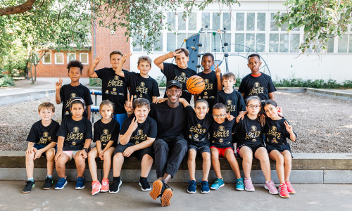 Dennis Schröder besuchte für den Projektauftakt von jump4future die Grundschule Diesterwegstraße, um den Schülerinnen und Schülern der neu gegründeten AG den Basketballsport näher zu bringen.