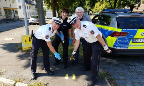 die Kontaktbeamten der Polizeiinspektion Goslar, Ralf Buchmeier und Stefan Baier Hinten v.l. Christiane Meier, Verkehrssicherheitsberaterin der Polizeiinspektion Goslar und Verkehrswachtvorsitzender Peter Scheffel.