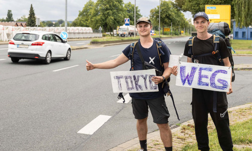 Die beiden Tramper haben offensichtlich noch einen weiten Weg vor sich.