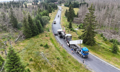 Auf der Bundesstraße 242 zwischen Dammhaus und Sonnenberg wird die neue Asphaltdecke bereits eingebaut.