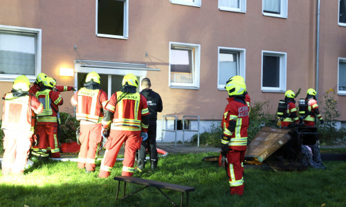 Die Feuerwehr hatte die brennenden Objekte aus dem Haus geschafft.