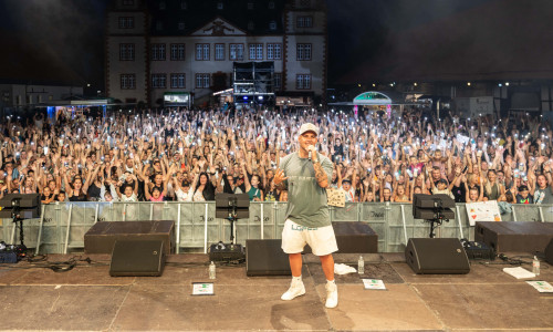 Pietro Lombardi bringt die Stimmung vor dem Schloss Salder zum Kochen.