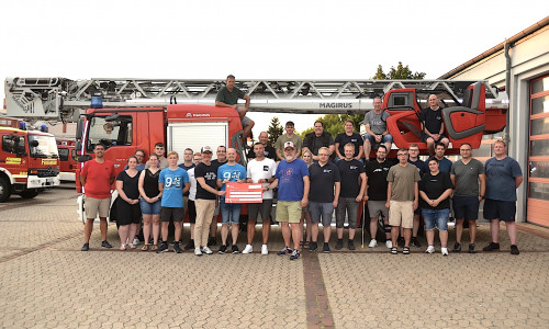 Die DJs Mirko Marhenke und Andreas Frackowiak überbrachten dem Förderverein der Freiwiligen Feuerwehr Helmstedt mit seinem Vorsitzenden Niko Walther und seinem Stellvertreter Jan Lachmann eine stolze Spende in Höhe von 2.000 Euro. 