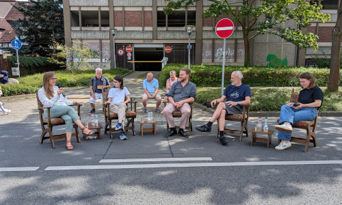 Mitten auf der Straße: Beim autofreien Sonntag des Jugendparlament Wolfenbüttel am Rosenwall gab es auch eine Podiumsdiskussion.