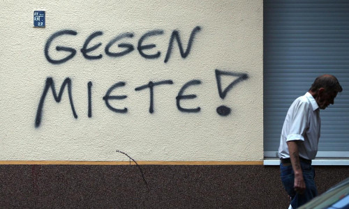 "Gegen Miete"-Graffiti an einer Hauswand in Berlin-Neukölln (Archiv)