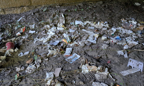 Die Stadt hat den Bereich unter der Okerbrücke gereinigt. 