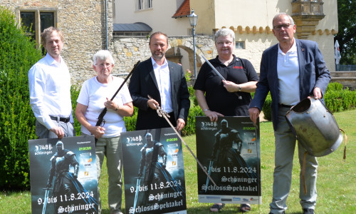 Timo Abert (Avacon), Elke Stern (Verkehrsverein), Dirk Ribbe (Bankhaus Rautenschlein), Claudia Schaper (Verkehrsverein) und der stellvertretende Bürgermeister Wolfgang Waldau (von links) freuen sich auf das dreitägige Schlossspektakel.