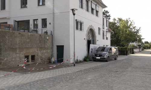  In dieses für Wendessen symbolträchtige Eingangstor des ehemaligen Gutshauses – seit der Eröffnung des HospizZentrums der Nebeneingang – ist der Mann gefahren. Ein Metallgeländer in der Eingangshalle hat das Auto zum Stehen gebracht – und dem Geschäftsführer vermutlich das Leben gerettet. 