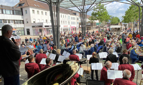 Stadtwerke Orchester Wolfsburg auf dem Hugo-Bork-Platz, 2023. (Archiv)