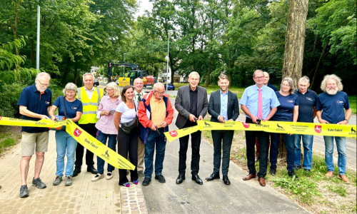 Oberbürgermeister Dennis Weilmann und Erster Stadtrat und Baudezernent Kai-Uwe Hirschheide eröffnen den Radweg an der Nordsteimker Straße gemeinsam mit Vertreter*innen aus Politik und Verwaltung. 