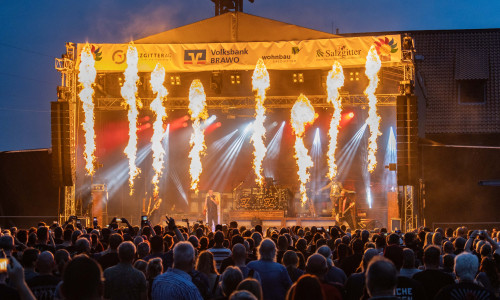 Flammen und harte Töne gab es zum Auftakt des diesjährigen Kultursommers. Text: SZ-PA / BZ