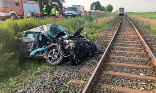 Das Auto wurde durch den Zusammenstoß vollkommen deformiert.