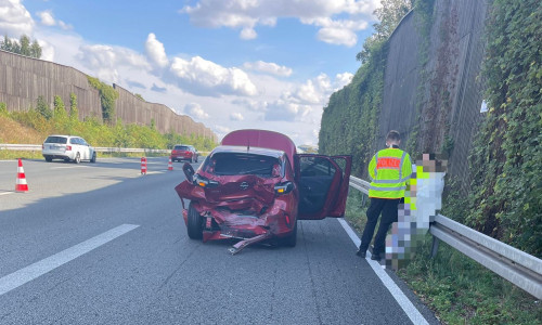 Das Auto wurde erheblich beschädigt.