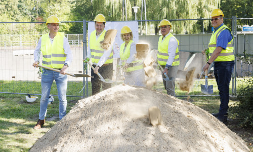 Matthias Schmatz, Firma Laudemann, Oberbürgermeister Dr. Thorsten Kornblum, SE|BS-Geschäftsführerin Judith Kraft, Bezirksbürgermeister Frank Graffstedt, Hans-Jürgen Ziegler, Firma PFE beim ersten Spatenstich.