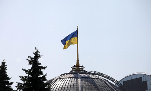 Ukrainische Flagge auf dem Parlament in Kiew (Archiv)