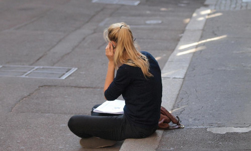 Junge Frau beim Telefonieren (Archiv)