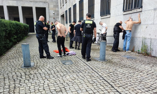 Polizei kontrolliert Verdächtige (Archiv)